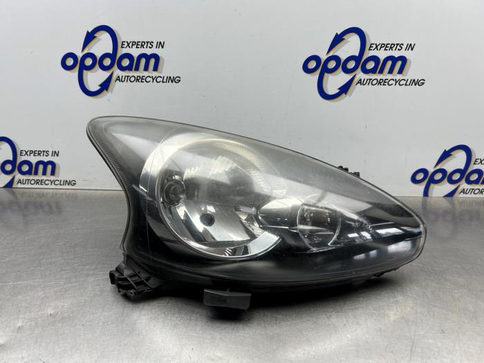 Używane Reflektor prawy Toyota Aygo (B10) 1.0 12V VVT-i Cena € 60,00 Procedura marży oferowane przez Gebr Opdam B.V.