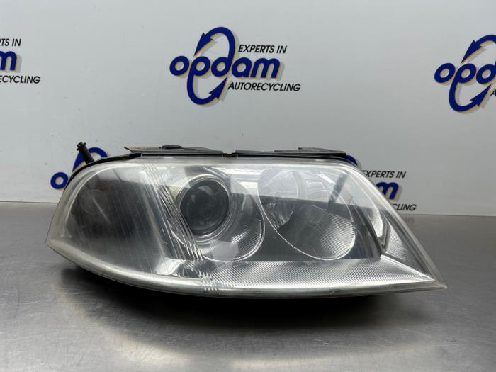 Używane Reflektor prawy Volkswagen Passat (3B3) 2.0 Cena € 35,00 Procedura marży oferowane przez Gebr Opdam B.V.