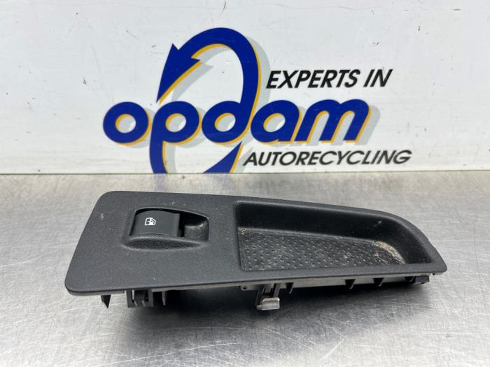 Usados Interruptor de ventanilla eléctrica Fiat Grande Punto (199) 1.2 Precio € 20,00 Norma de margen ofrecido por Gebr Opdam B.V.