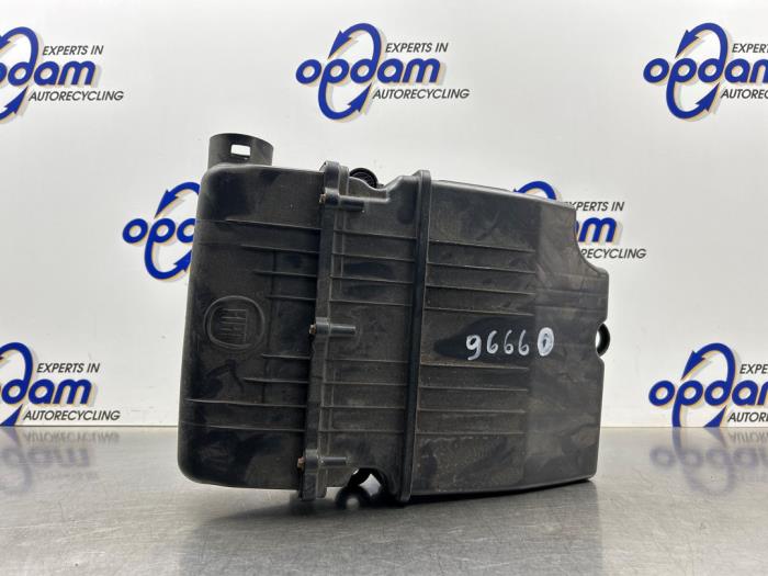 Gebrauchte Luftfiltergehäuse Fiat Grande Punto (199) 1.2 Preis € 75,00 Margenregelung angeboten von Gebr Opdam B.V.