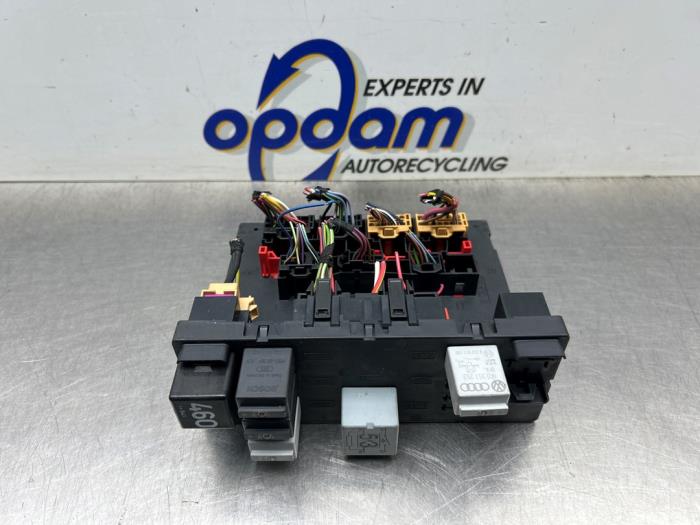 Body control computer from a Volkswagen Touran (1T1/T2) 1.6 FSI 16V 2004