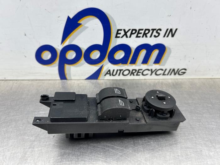 Usados Interruptor de ventanilla eléctrica Ford Focus 3 Wagon 1.6 TDCi ECOnetic Precio € 40,00 Norma de margen ofrecido por Gebr Opdam B.V.