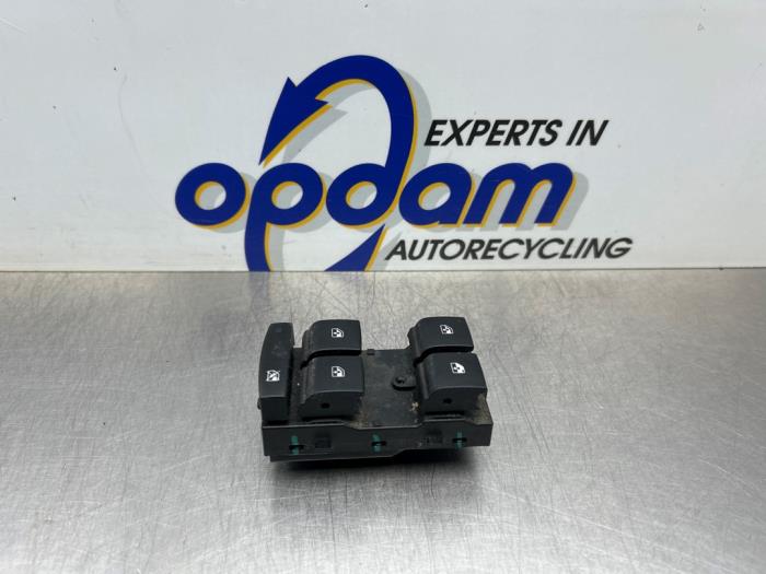Usados Interruptor de ventanilla eléctrica Opel Astra J (PC6/PD6/PE6/PF6) 1.6 Turbo 16V Precio € 35,00 Norma de margen ofrecido por Gebr Opdam B.V.