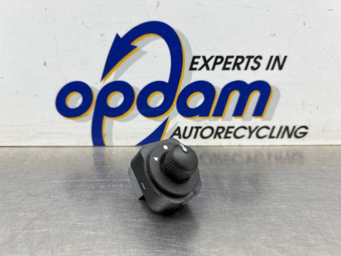 Usados Interruptor de retrovisor Opel Combo 1.3 CDTI 16V ecoFlex Precio € 25,00 Norma de margen ofrecido por Gebr Opdam B.V.