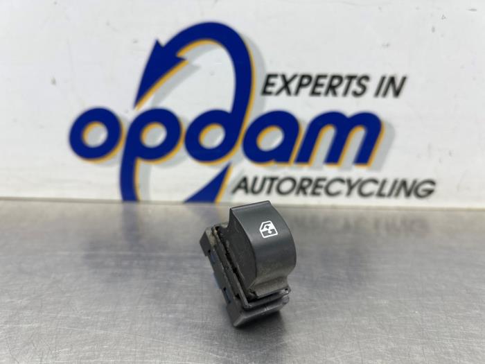 Usados Interruptor de ventanilla eléctrica Opel Combo 1.3 CDTI 16V ecoFlex Precio € 25,00 Norma de margen ofrecido por Gebr Opdam B.V.