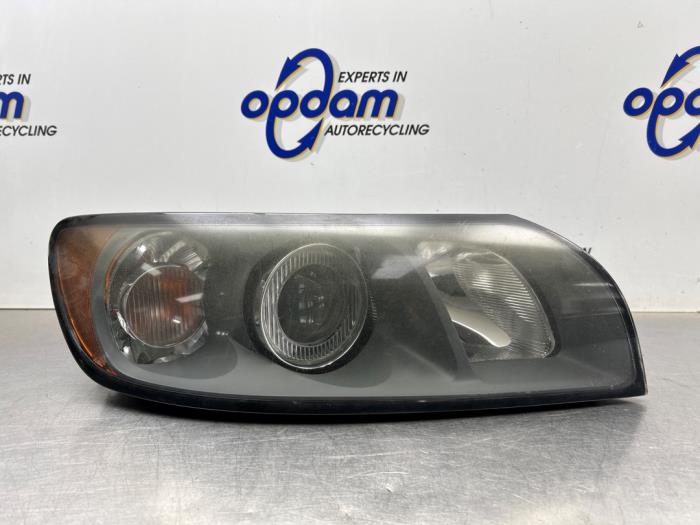 Używane Reflektor prawy Volvo V50 (MW) 2.4 20V Cena € 75,00 Procedura marży oferowane przez Gebr Opdam B.V.