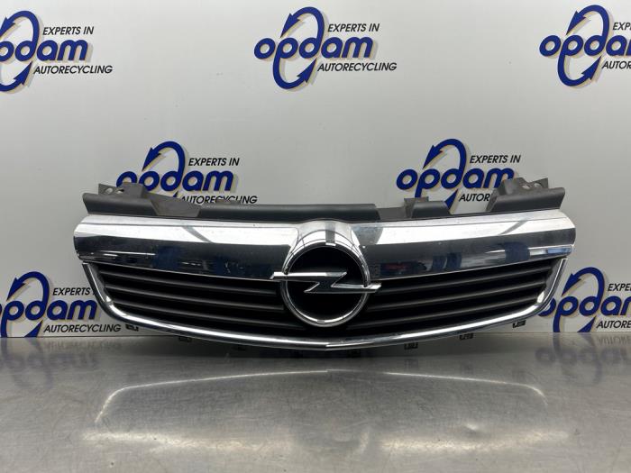 Begagnade Grill Opel Zafira (M75) 2.2 16V Direct Ecotec Pris € 60,00 Marginaltabell erbjuds av Gebr Opdam B.V.