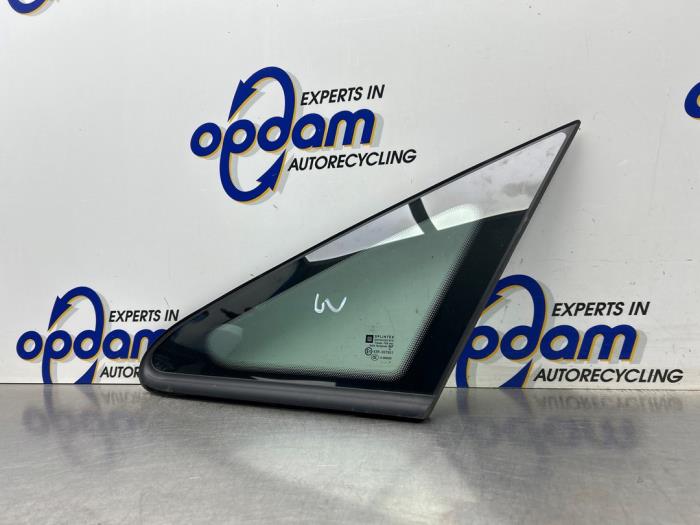 Usados Ventanilla triangular izquierda delante Opel Zafira (M75) 2.2 16V Direct Ecotec Precio € 30,00 Norma de margen ofrecido por Gebr Opdam B.V.