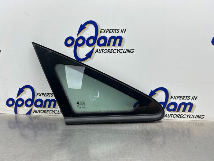 Usados Ventanilla triangular derecha delante Opel Zafira (M75) 2.2 16V Direct Ecotec Precio € 30,00 Norma de margen ofrecido por Gebr Opdam B.V.