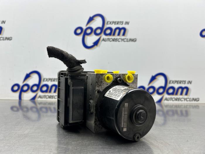 Usagé Bloc ABS Opel Astra J Sports Tourer (PD8/PE8/PF8) 1.6 CDTI 16V Prix € 200,00 Règlement à la marge proposé par Gebr Opdam B.V.