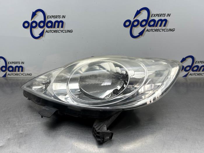 Używane Reflektor lewy Peugeot 107 1.0 12V Cena € 75,00 Procedura marży oferowane przez Gebr Opdam B.V.