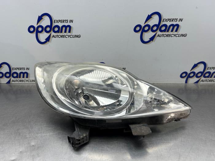 Używane Reflektor prawy Peugeot 107 1.0 12V Cena € 75,00 Procedura marży oferowane przez Gebr Opdam B.V.
