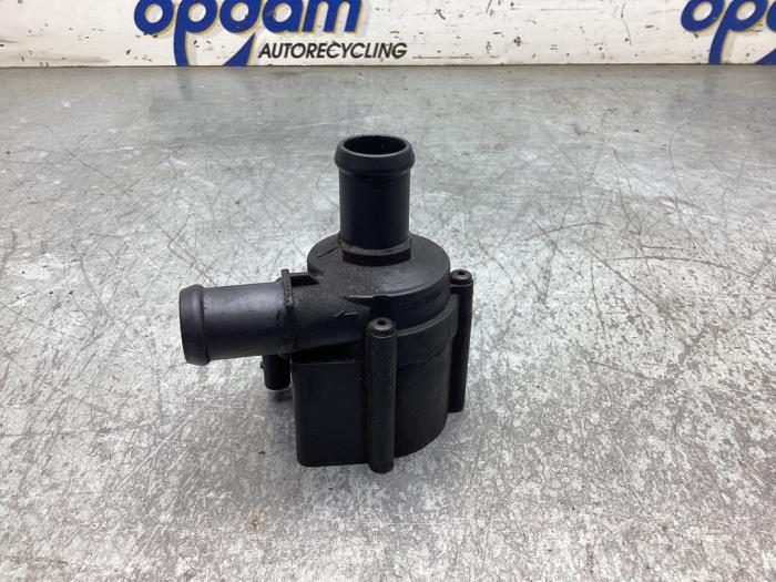 Begagnade Extra vattenpump Volkswagen Golf VII (AUA) 1.6 TDI 16V Pris € 60,00 Marginaltabell erbjuds av Gebr Opdam B.V.