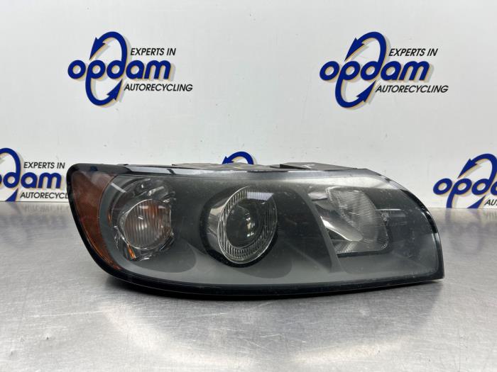 Używane Reflektor prawy Volvo V50 (MW) 2.4i 20V Cena € 100,00 Procedura marży oferowane przez Gebr Opdam B.V.