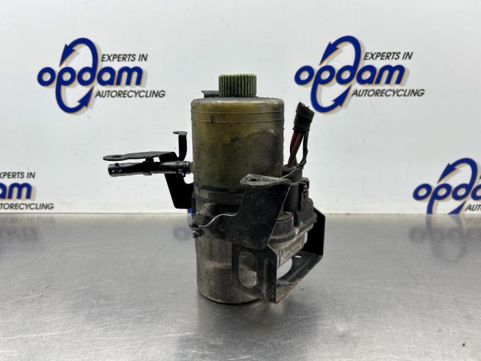 Usagé Pompe direction assistée Volkswagen Polo IV (9N1/2/3) 1.4 16V Prix € 125,00 Règlement à la marge proposé par Gebr Opdam B.V.