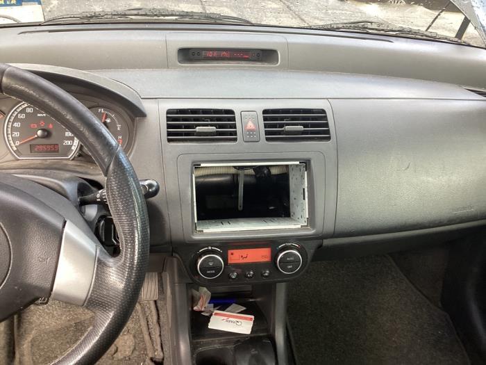 Affichage intérieur Suzuki Swift (ZA/ZC/ZD1/2/3/9), 2005 / 2015 1.3 VVT 16V, Berline avec hayon arrière, Essence, 1.328cc, 68kW (92pk), FWD, M13AVVT, 2005-02 / 2012-06, EZC11; MZA11; MZC11; NZA11; NZC11 (Occasion)
