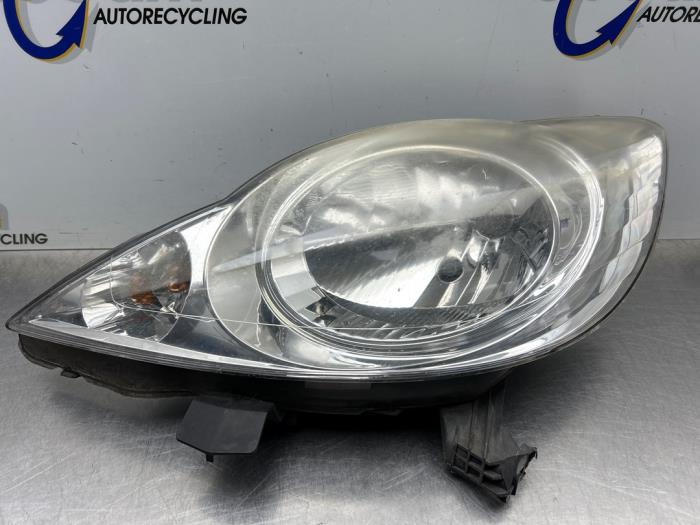 Gebrauchte Scheinwerfer links Peugeot 107 1.0 12V Preis € 50,00 Margenregelung angeboten von Gebr Opdam B.V.