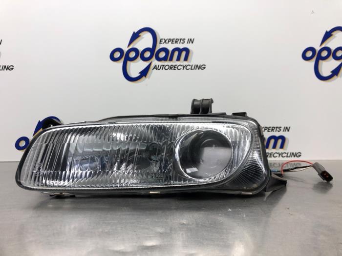Używane Reflektor lewy Mazda 323 C (BA13) 1.5i 16V Cena € 19,00 Procedura marży oferowane przez Gebr Opdam B.V.