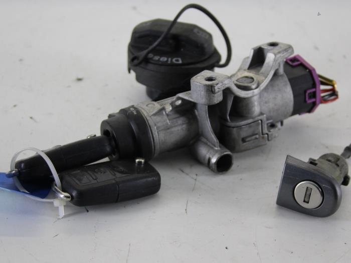 Set of cylinder locks (complete) from a Volkswagen Passat Variant (3B6) 1.9 TDI 100 2005