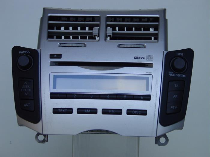 Reproductor de CD y radio de un Toyota Yaris II (P9) 1.3 16V VVT-i 2006