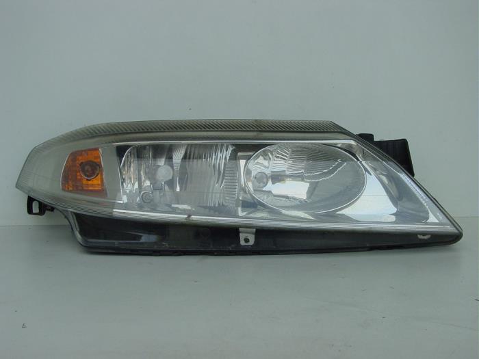 Headlight, right from a Renault Laguna II (BG) 1.9 dCi 120 2004