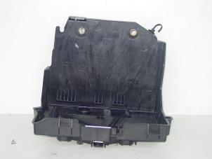 Używane Pojemnik na akumulator Renault Kangoo Express (FW) 1.5 dCi 90 FAP Cena na żądanie oferowane przez Gebr Opdam B.V.
