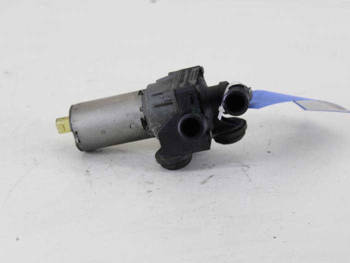 Electric heater valve from a BMW 1 serie (E87/87N) 118d 16V 2005