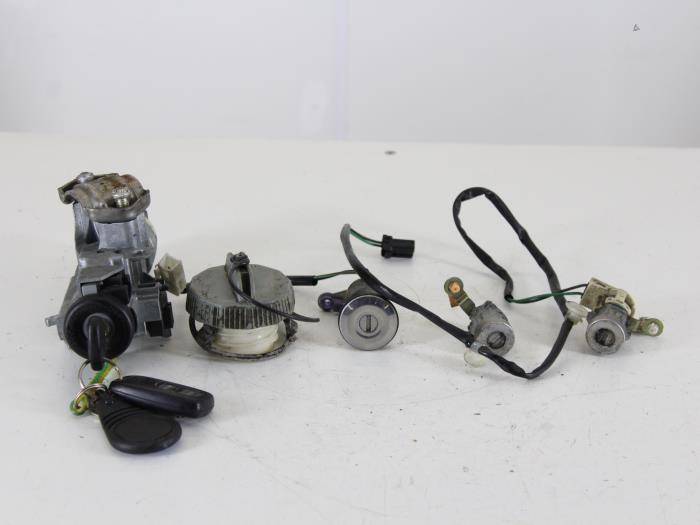 Cilindro de juego de cerraduras (completo) de un Mazda 626 (GW19) 2.0i 16V GLX 2002