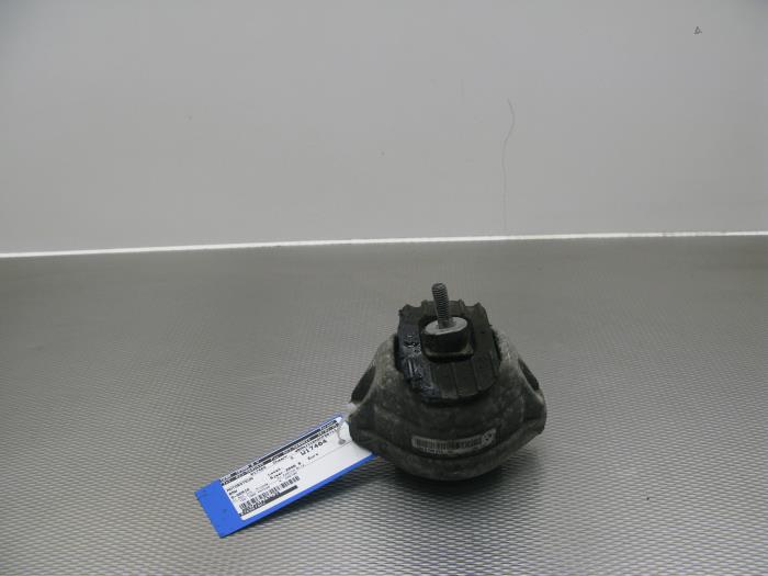 Usagé Support moteur BMW 5 serie Touring (E61) 520d 16V Edition Fleet Prix € 21,00 Règlement à la marge proposé par Gebr Opdam B.V.