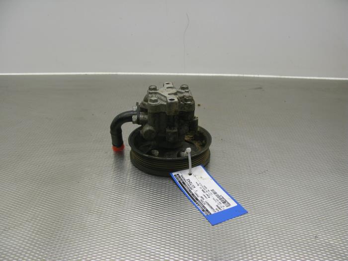Power steering pump from a Kia Carens III (FG) 2.0i CVVT 16V 2009