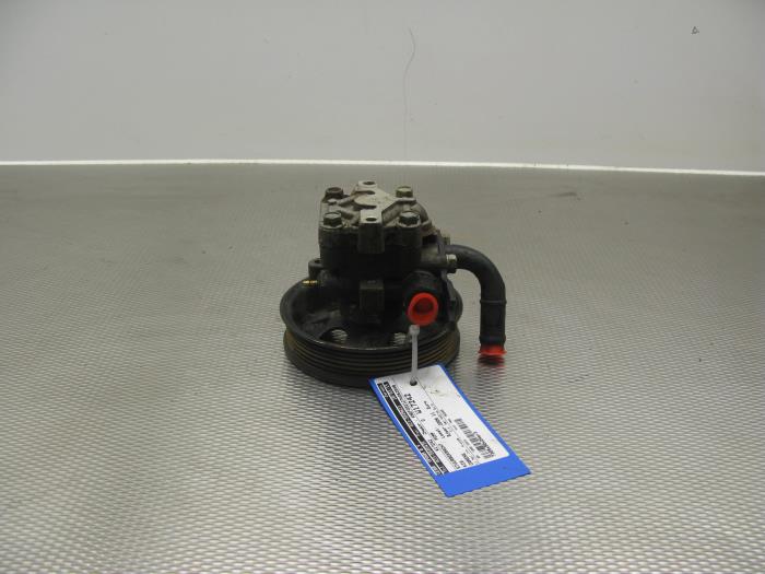 Power steering pump from a Kia Carens III (FG) 2.0i CVVT 16V 2009