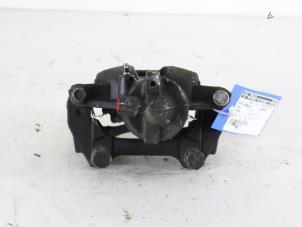 Usados Pinza de freno izquierda delante Opel Corsa D 1.3 CDTi 16V ecoFLEX Precio € 35,00 Norma de margen ofrecido por Gebr Opdam B.V.