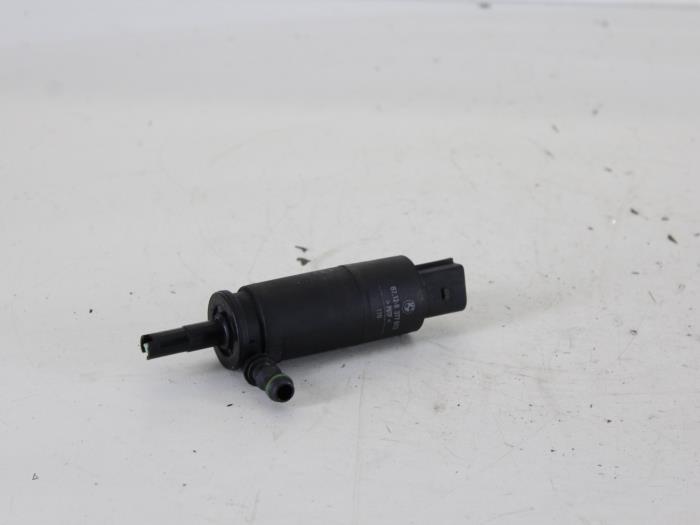 Headlight washer pump from a BMW 3 serie (E46/2) 320 Ci 24V 2000