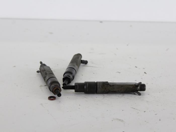 Usagé Injecteurs Volkswagen Golf Prix € 26,00 Règlement à la marge proposé par Gebr Opdam B.V.