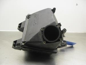 Używane Obudowa filtra powietrza Volkswagen Passat Syncro/4Motion (3B2) 2.8 30V Cena na żądanie oferowane przez Gebr Opdam B.V.