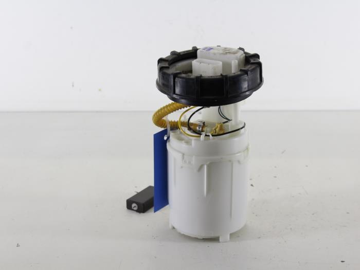 Usagé Pompe essence Volkswagen Polo IV (9N1/2/3) 1.4 16V Prix € 24,00 Règlement à la marge proposé par Gebr Opdam B.V.