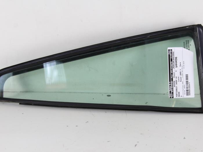 Usados Ventanilla triangular izquierda detrás Mazda 2 (NB/NC/ND/NE) 1.4 16V Precio de solicitud ofrecido por Gebr Opdam B.V.
