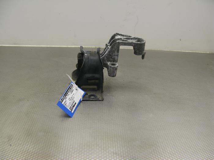 Used Engine mount Renault Clio III (BR/CR) 1.5 dCi FAP Price on request offered by Gebr Opdam B.V.