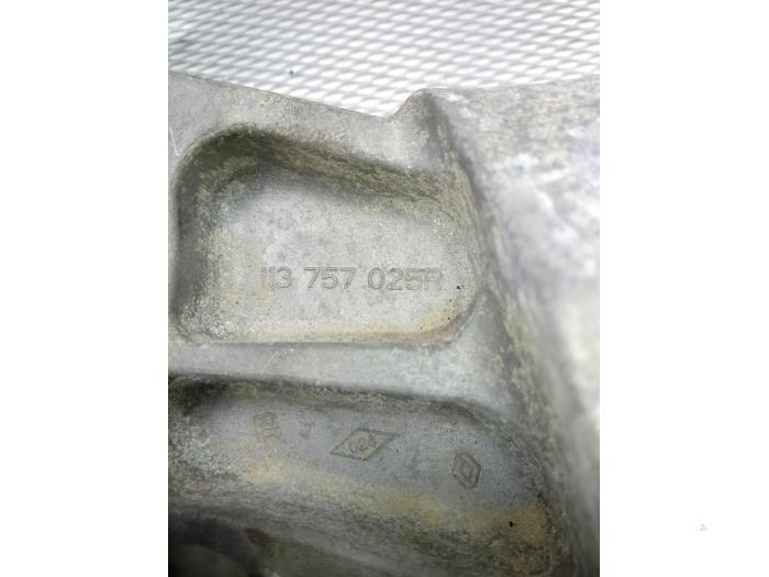 Used Engine mount Renault Master III (MA/MB/MC/MD/MH/MF/MG/MH) 2.3 dCi 16V Price on request offered by Gebr Opdam B.V.