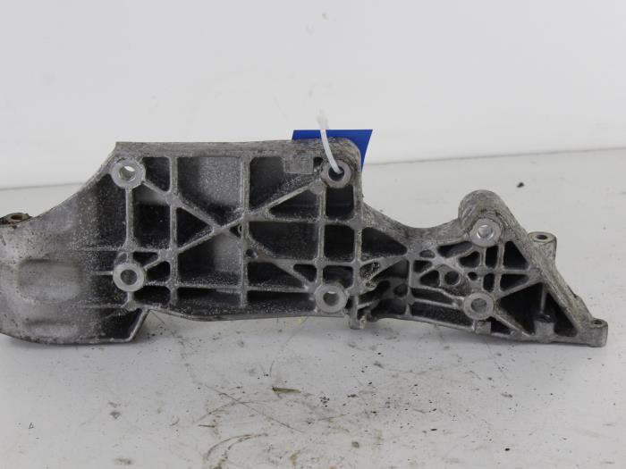 Usagé Support dynamo haut Skoda Octavia Combi (1U5) 1.6 GLX Prix sur demande proposé par Gebr Opdam B.V.
