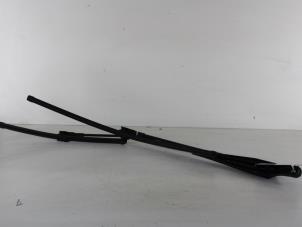Used Front wiper arm Peugeot 207 SW (WE/WU) 1.4 16V Vti Price € 19,00 Margin scheme offered by Gebr Opdam B.V.