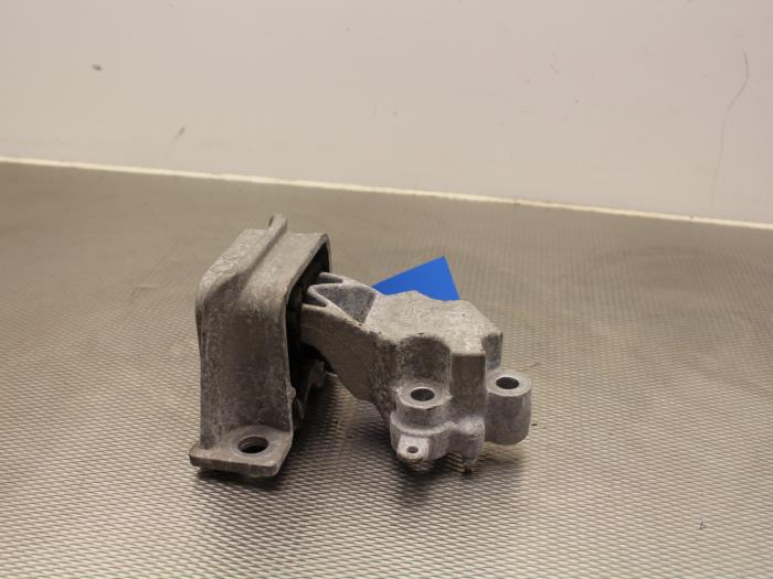 Usagé Support moteur Renault Twingo II (CN) 1.2 16V Prix sur demande proposé par Gebr Opdam B.V.