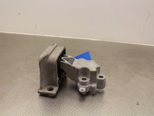 Engine mount from a Renault Twingo II (CN) 1.2 16V 2012