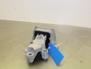 Engine mount from a Renault Twingo II (CN) 1.2 16V 2012