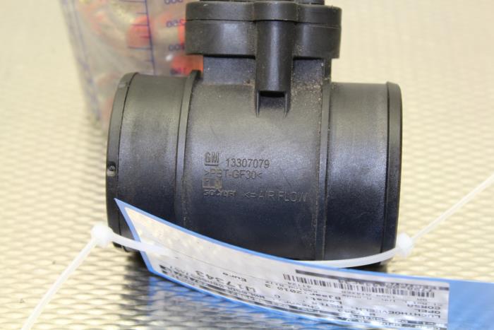 Gebrauchte Luftmengenmesser Opel Corsa D 1.4 16V Twinport Preis € 15,00 Margenregelung angeboten von Gebr Opdam B.V.