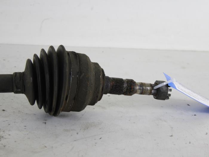 Front drive shaft, left from a Opel Zafira (F75) 1.6 16V 2003