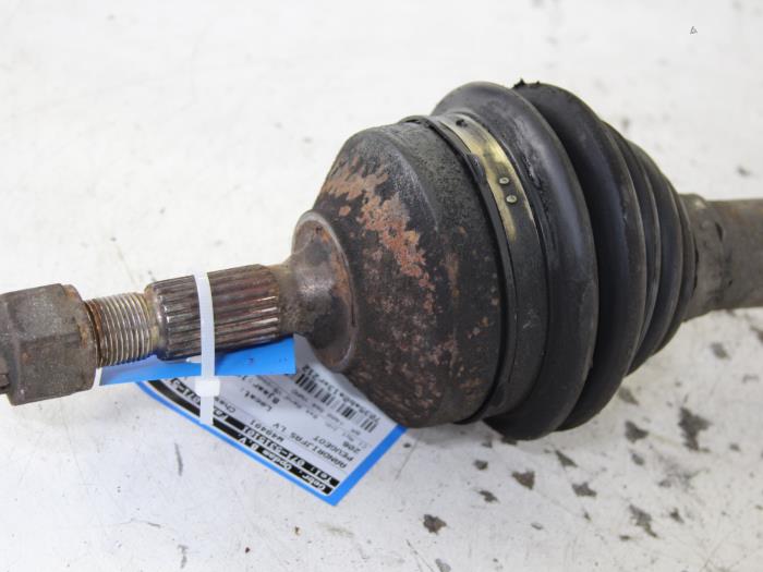 Gebrauchte Antriebswelle links vorne Peugeot 206 (2A/C/H/J/S) 1.4 XR,XS,XT,Gentry Preis € 30,00 Margenregelung angeboten von Gebr Opdam B.V.