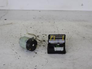 Usados Bomba de vacío de cierre centralizado eléctrico Mercedes A (W168) 1.6 A-160 Precio € 75,00 Norma de margen ofrecido por Gebr Opdam B.V.