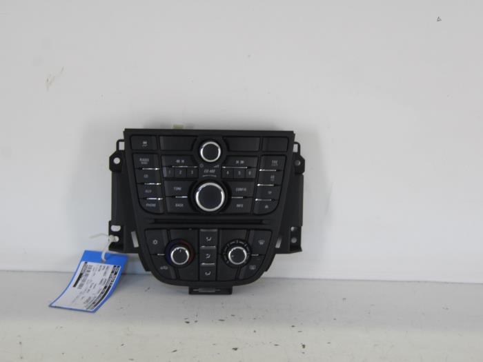 Panel de control de radio de un Opel Astra J (PC6/PD6/PE6/PF6)  2014