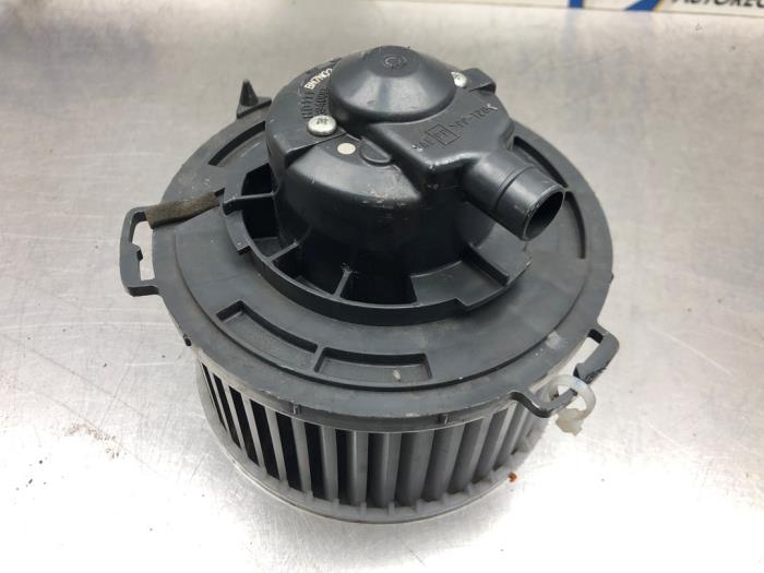 Heating and ventilation fan motor from a Mazda 3 Sport (BK14) 1.6i 16V 2005